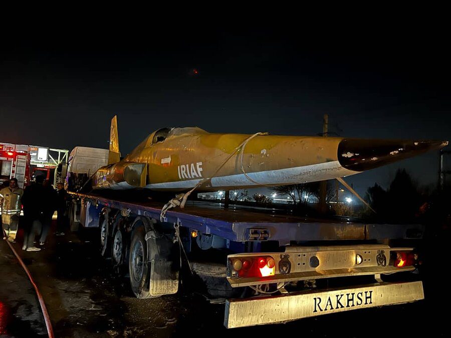 تریلی حامل ماکت فرسوده هواپیما دچار حریق شد/ واکنش سریع آتش‌نشانان کرج  