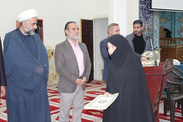 دیدار با خانواده شهیدان موسوی و برپایی میزخدمت در منطقه ۷ شهرداری کرج